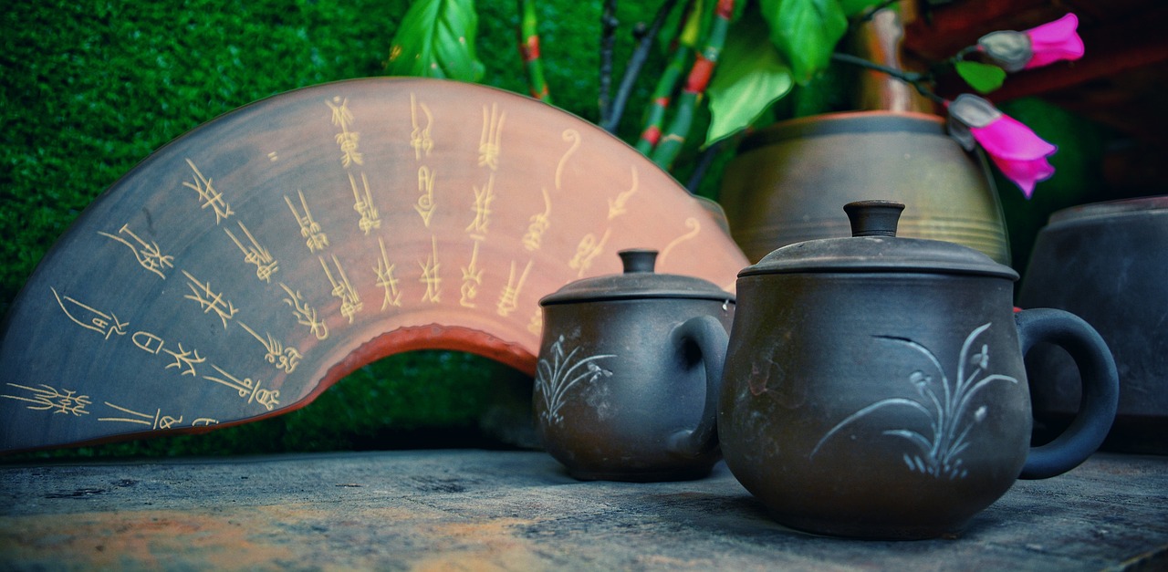 What are the different types of clay used in pottery?